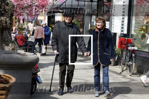 Amsterdam 11 april 2022
Theo Heuft met partner aan het wandelen in Amsterdam zuid