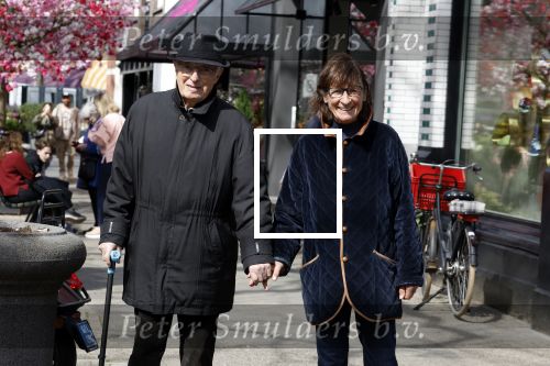 Amsterdam 11 april 2022
Theo Heuft met partner aan het wandelen in Amsterdam zuid