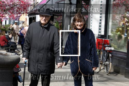 Amsterdam 11 april 2022
Theo Heuft met partner aan het wandelen in Amsterdam zuid