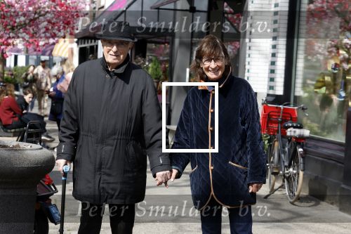 Amsterdam 11 april 2022
Theo Heuft met partner aan het wandelen in Amsterdam zuid