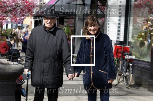Amsterdam 11 april 2022
Theo Heuft met partner aan het wandelen in Amsterdam zuid
