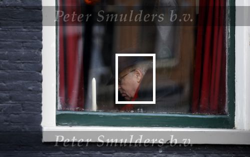 Amsterdam 11 januari 2023
Youp v t Hek wandelend door het centrum van Amsterdam en een krantje lezend in een cafe in de jordaan