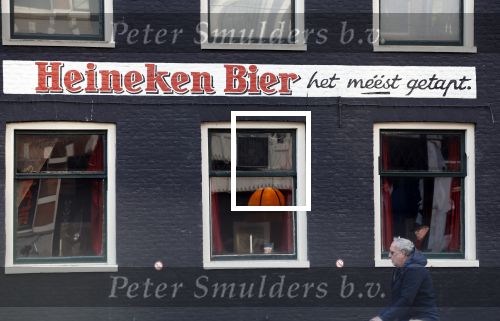 Amsterdam 11 januari 2023
Youp v t Hek wandelend door het centrum van Amsterdam en een krantje lezend in een cafe in de jordaan