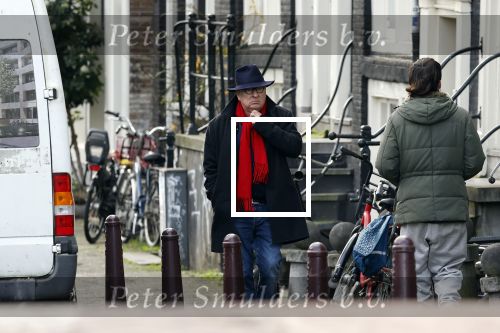 Amsterdam 11 januari 2023
Youp v t Hek wandelend door het centrum van Amsterdam en een krantje lezend in een cafe in de jordaan