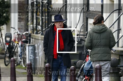 Amsterdam 11 januari 2023
Youp v t Hek wandelend door het centrum van Amsterdam en een krantje lezend in een cafe in de jordaan