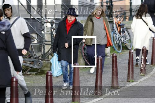Amsterdam 11 januari 2023
Youp v t Hek wandelend door het centrum van Amsterdam en een krantje lezend in een cafe in de jordaan
