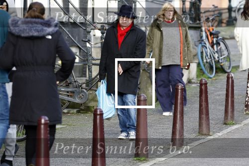 Amsterdam 11 januari 2023
Youp v t Hek wandelend door het centrum van Amsterdam en een krantje lezend in een cafe in de jordaan