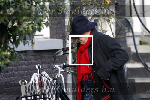 Amsterdam 11 januari 2023
Youp v t Hek wandelend door het centrum van Amsterdam en een krantje lezend in een cafe in de jordaan