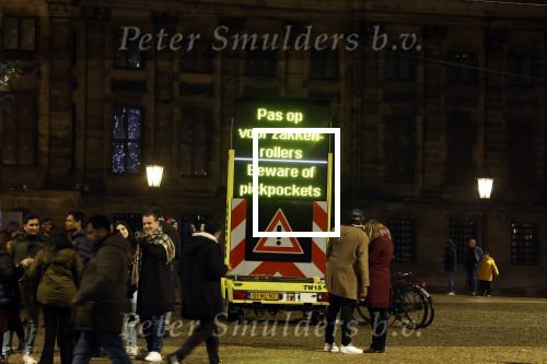 Amsterdam 20 en 22 december 2022
Kerstsfeer op de dam met waarschuwing op bord voor zakkenrollers