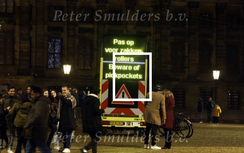 Amsterdam 20 en 22 december 2022
Kerstsfeer op de dam met waarschuwing op bord voor zakkenrollers
