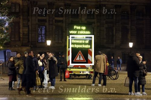 Amsterdam 20 en 22 december 2022
Kerstsfeer op de dam met waarschuwing op bord voor zakkenrollers