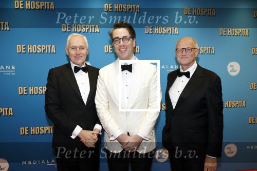 Amsterdam 4 december 2023
Premiere de hospita in het nieuwe delamar theater. Arthur Japin (L) en Benjamin Moser (M) en partner