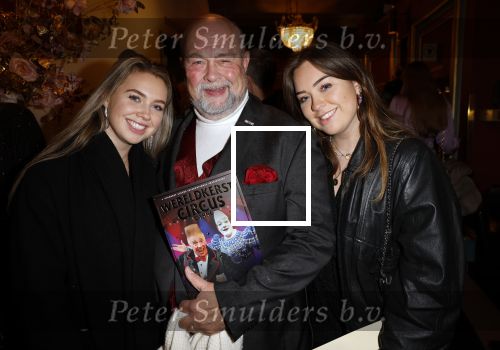 Amsterdam 20 december 2023
Premiere kerstcircus in Carre. Bert Simhoffer met dochters