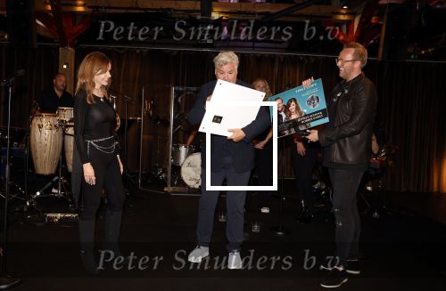 Amsterdam 11 juni 2023
Presentatie cd Jeffrey Schenk en Bobbie Eakes bij the Harbour Club.
Rene Froger reikt eerste cd uit