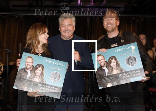 Amsterdam 11 juni 2023
Presentatie cd Jeffrey Schenk en Bobbie Eakes bij the Harbour Club.
Rene Froger reikt eerste cd uit