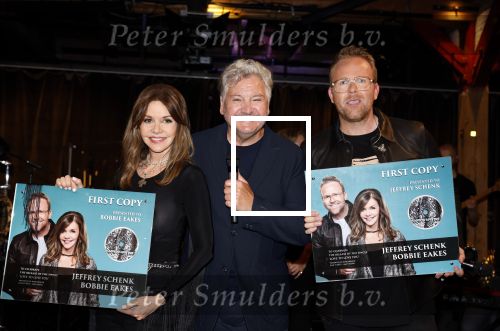 Amsterdam 11 juni 2023
Presentatie cd Jeffrey Schenk en Bobbie Eakes bij the Harbour Club.
Rene Froger reikt eerste cd uit