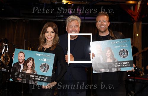 Amsterdam 11 juni 2023
Presentatie cd Jeffrey Schenk en Bobbie Eakes bij the Harbour Club.
Rene Froger reikt eerste cd uit