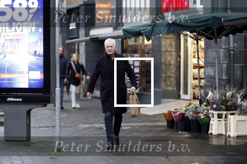 Amsterdam 27 december 2023
Bram Moszkowicz doet boodschappen in Amsterdam zuid.