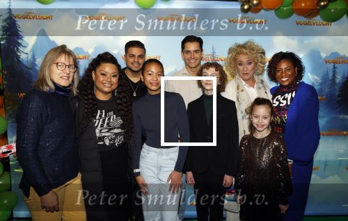 Amsterdam 2 december 2023
Premiere vogelvlucht in Pathe arena .
De cast met oa Floris Gobel Edsilia Rombley Linda Wagemakers Rayen Panday Posy Bakkum Imaani Oosterhuis Karin Bloemen en Thomas Koekkoek