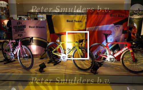 Amsterdam 21 december 2023
Presentatie nieuwe ploeg Visma Lease a Bike bij Move in Amsterdam. Cervelo fietsen Jumbo Visma