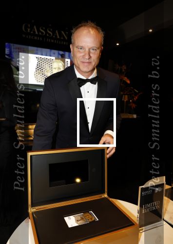 Amsterdam 9 december 2023
VIP dag van de luxury fair in de RAI. Dennis Bergkamp en zijn vrouw Henriette en dochters Estell ( zwanger) Saffron en Yasmin op de stand van Gassan Diamonds . presentatie gouden bankbiljet Dennis Bergkamp. david Bijlsma reikt het eerste exemplaar uit.