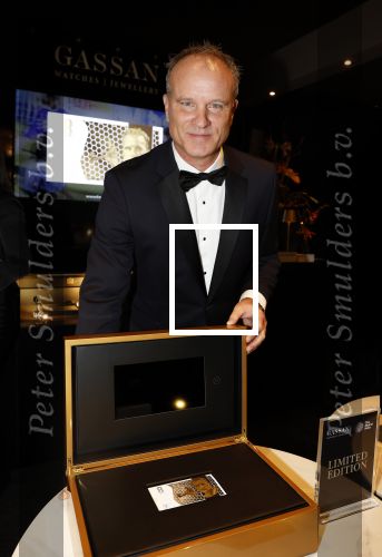 Amsterdam 9 december 2023
VIP dag van de luxury fair in de RAI. Dennis Bergkamp en zijn vrouw Henriette en dochters Estell ( zwanger) Saffron en Yasmin op de stand van Gassan Diamonds . presentatie gouden bankbiljet Dennis Bergkamp. david Bijlsma reikt het eerste exemplaar uit.