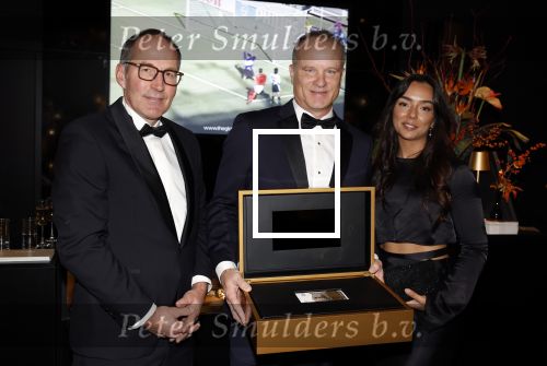 Amsterdam 9 december 2023
VIP dag van de luxury fair in de RAI. Dennis Bergkamp en zijn vrouw Henriette en dochters Estell ( zwanger) Saffron en Yasmin op de stand van Gassan Diamonds . presentatie gouden bankbiljet Dennis Bergkamp. david Bijlsma reikt het eerste exemplaar uit.