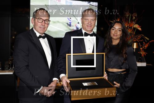 Amsterdam 9 december 2023
VIP dag van de luxury fair in de RAI. Dennis Bergkamp en zijn vrouw Henriette en dochters Estell ( zwanger) Saffron en Yasmin op de stand van Gassan Diamonds . presentatie gouden bankbiljet Dennis Bergkamp. david Bijlsma reikt het eerste exemplaar uit.
