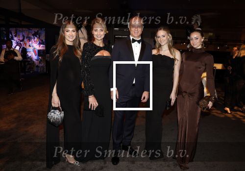 Amsterdam 9 december 2023
VIP dag van de luxury fair in de RAI. Dennis Bergkamp en zijn vrouw Henrita en dochters Estelle( zwanger) Saffron en Yasmin op de stand van Gassan Diamonds . presentatie gouden bankbiljet Dennis Bergkamp. david Bijlsma reikt het eerste exemplaar uit.
