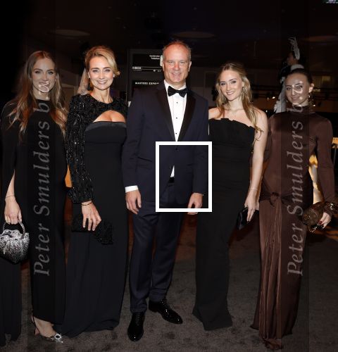 Amsterdam 9 december 2023
VIP dag van de luxury fair in de RAI. Dennis Bergkamp en zijn vrouw Henrita en dochters Estelle( zwanger) Saffron en Yasmin op de stand van Gassan Diamonds . presentatie gouden bankbiljet Dennis Bergkamp. david Bijlsma reikt het eerste exemplaar uit.