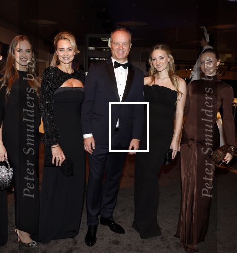 Amsterdam 9 december 2023
VIP dag van de luxury fair in de RAI. Dennis Bergkamp en zijn vrouw Henrita en dochters Estelle( zwanger) Saffron en Yasmin op de stand van Gassan Diamonds . presentatie gouden bankbiljet Dennis Bergkamp. david Bijlsma reikt het eerste exemplaar uit.