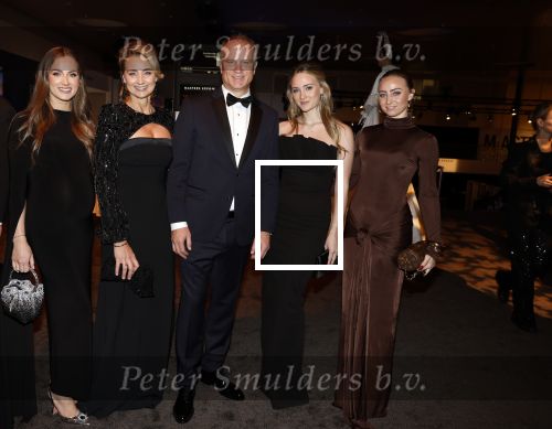 Amsterdam 9 december 2023
VIP dag van de luxury fair in de RAI. Dennis Bergkamp en zijn vrouw Henrita en dochters Estelle( zwanger) Saffron en Yasmin op de stand van Gassan Diamonds . presentatie gouden bankbiljet Dennis Bergkamp. david Bijlsma reikt het eerste exemplaar uit.