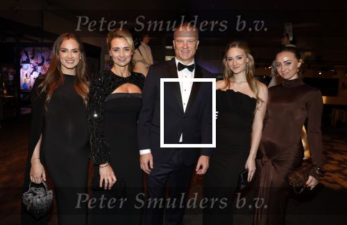 Amsterdam 9 december 2023
VIP dag van de luxury fair in de RAI. Dennis Bergkamp en zijn vrouw Henrita en dochters Estelle( zwanger) Saffron en Yasmin op de stand van Gassan Diamonds . presentatie gouden bankbiljet Dennis Bergkamp. david Bijlsma reikt het eerste exemplaar uit.