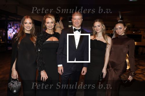 Amsterdam 9 december 2023
VIP dag van de luxury fair in de RAI. Dennis Bergkamp en zijn vrouw Henrita en dochters Estelle( zwanger) Saffron en Yasmin op de stand van Gassan Diamonds . presentatie gouden bankbiljet Dennis Bergkamp. david Bijlsma reikt het eerste exemplaar uit.