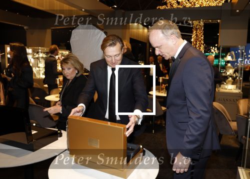 Amsterdam 9 december 2023
VIP dag van de luxury fair in de RAI. Dennis Bergkamp en zijn vrouw Henriette en dochters Estell ( zwanger) Saffron en Yasmin op de stand van Gassan Diamonds . presentatie gouden bankbiljet Dennis Bergkamp. david Bijlsma reikt het eerste exemplaar uit.