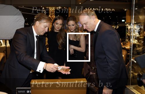 Amsterdam 9 december 2023
VIP dag van de luxury fair in de RAI. Dennis Bergkamp en zijn vrouw Henriette en dochters Estell ( zwanger) Saffron en Yasmin op de stand van Gassan Diamonds . presentatie gouden bankbiljet Dennis Bergkamp. david Bijlsma reikt het eerste exemplaar uit.