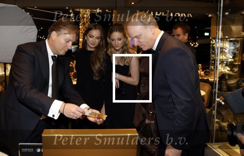Amsterdam 9 december 2023
VIP dag van de luxury fair in de RAI. Dennis Bergkamp en zijn vrouw Henriette en dochters Estell ( zwanger) Saffron en Yasmin op de stand van Gassan Diamonds . presentatie gouden bankbiljet Dennis Bergkamp. david Bijlsma reikt het eerste exemplaar uit.