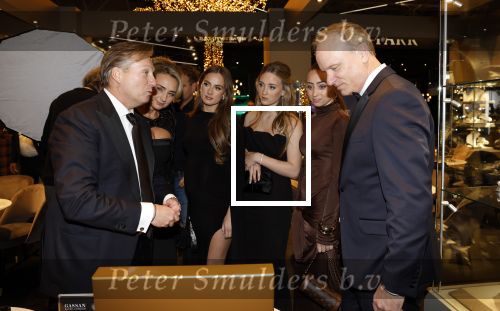 Amsterdam 9 december 2023
VIP dag van de luxury fair in de RAI. Dennis Bergkamp en zijn vrouw Henriette en dochters Estell ( zwanger) Saffron en Yasmin op de stand van Gassan Diamonds . presentatie gouden bankbiljet Dennis Bergkamp. david Bijlsma reikt het eerste exemplaar uit.
