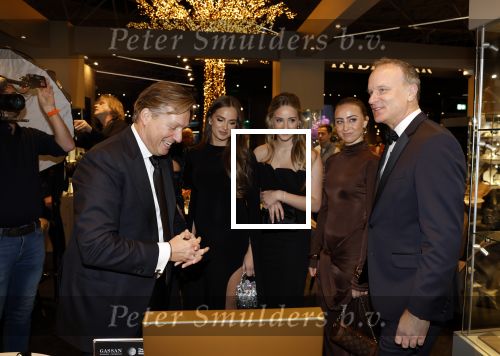 Amsterdam 9 december 2023
VIP dag van de luxury fair in de RAI. Dennis Bergkamp en zijn vrouw Henriette en dochters Estell ( zwanger) Saffron en Yasmin op de stand van Gassan Diamonds . presentatie gouden bankbiljet Dennis Bergkamp. david Bijlsma reikt het eerste exemplaar uit.