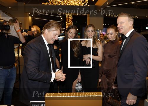 Amsterdam 9 december 2023
VIP dag van de luxury fair in de RAI. Dennis Bergkamp en zijn vrouw Henriette en dochters Estell ( zwanger) Saffron en Yasmin op de stand van Gassan Diamonds . presentatie gouden bankbiljet Dennis Bergkamp. david Bijlsma reikt het eerste exemplaar uit.