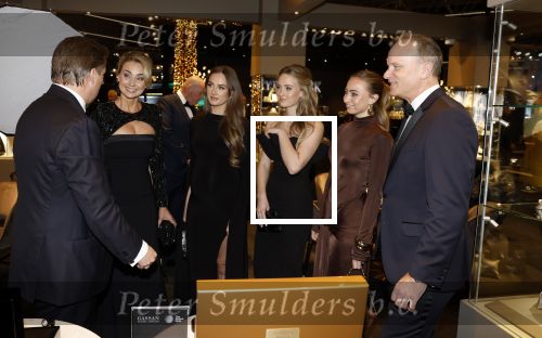 Amsterdam 9 december 2023
VIP dag van de luxury fair in de RAI. Dennis Bergkamp en zijn vrouw Henriette en dochters Estell ( zwanger) Saffron en Yasmin op de stand van Gassan Diamonds . presentatie gouden bankbiljet Dennis Bergkamp. david Bijlsma reikt het eerste exemplaar uit.