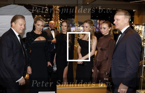 Amsterdam 9 december 2023
VIP dag van de luxury fair in de RAI. Dennis Bergkamp en zijn vrouw Henriette en dochters Estell ( zwanger) Saffron en Yasmin op de stand van Gassan Diamonds . presentatie gouden bankbiljet Dennis Bergkamp. david Bijlsma reikt het eerste exemplaar uit.