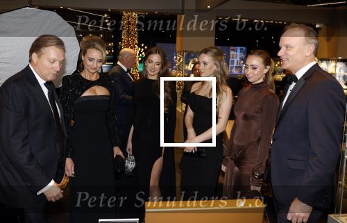 Amsterdam 9 december 2023
VIP dag van de luxury fair in de RAI. Dennis Bergkamp en zijn vrouw Henriette en dochters Estell ( zwanger) Saffron en Yasmin op de stand van Gassan Diamonds . presentatie gouden bankbiljet Dennis Bergkamp. david Bijlsma reikt het eerste exemplaar uit.