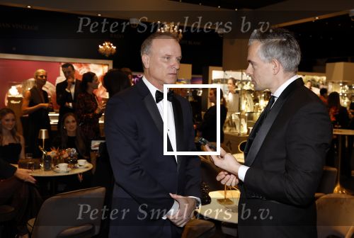 Amsterdam 9 december 2023
VIP dag van de luxury fair in de RAI. Dennis Bergkamp en zijn vrouw Henrita en dochters Estell ( zwanger) Saffron en Yasmin op de stand van Gassan Diamonds . presentatie gouden bankbiljet Dennis Bergkamp. david Bijlsma reikt het eerste exemplaar uit. dennis Bergkamp en Nick Dijkman