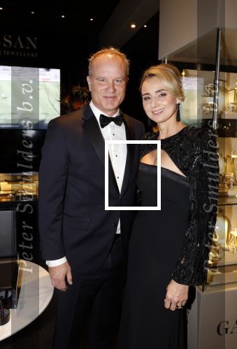 Amsterdam 9 december 2023
VIP dag van de luxury fair in de RAI. Dennis Bergkamp en zijn vrouw Henrita en dochters Estell ( zwanger) Saffron en Yasmin op de stand van Gassan Diamonds . presentatie gouden bankbiljet Dennis Bergkamp. david Bijlsma reikt het eerste exemplaar uit.