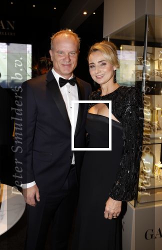 Amsterdam 9 december 2023
VIP dag van de luxury fair in de RAI. Dennis Bergkamp en zijn vrouw Henrita en dochters Estell ( zwanger) Saffron en Yasmin op de stand van Gassan Diamonds . presentatie gouden bankbiljet Dennis Bergkamp. david Bijlsma reikt het eerste exemplaar uit.
