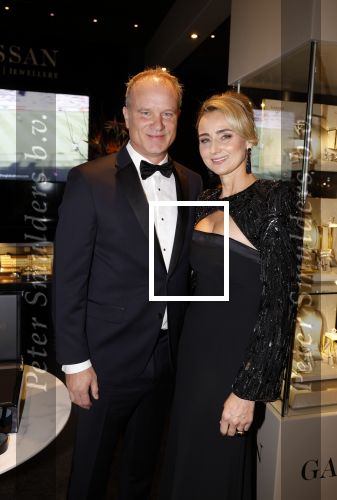 Amsterdam 9 december 2023
VIP dag van de luxury fair in de RAI. Dennis Bergkamp en zijn vrouw Henrita en dochters Estell ( zwanger) Saffron en Yasmin op de stand van Gassan Diamonds . presentatie gouden bankbiljet Dennis Bergkamp. david Bijlsma reikt het eerste exemplaar uit.