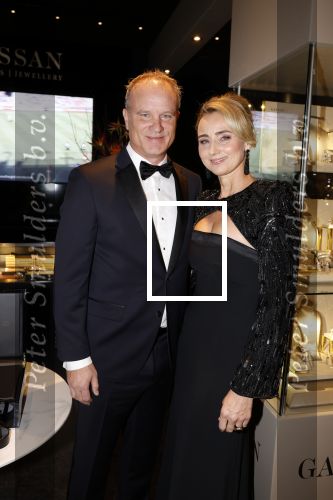 Amsterdam 9 december 2023
VIP dag van de luxury fair in de RAI. Dennis Bergkamp en zijn vrouw Henrita en dochters Estell ( zwanger) Saffron en Yasmin op de stand van Gassan Diamonds . presentatie gouden bankbiljet Dennis Bergkamp. david Bijlsma reikt het eerste exemplaar uit.