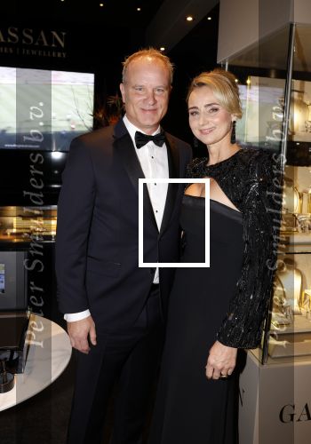 Amsterdam 9 december 2023
VIP dag van de luxury fair in de RAI. Dennis Bergkamp en zijn vrouw Henrita en dochters Estell ( zwanger) Saffron en Yasmin op de stand van Gassan Diamonds . presentatie gouden bankbiljet Dennis Bergkamp. david Bijlsma reikt het eerste exemplaar uit.