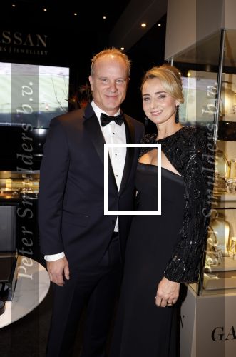 Amsterdam 9 december 2023
VIP dag van de luxury fair in de RAI. Dennis Bergkamp en zijn vrouw Henrita en dochters Estell ( zwanger) Saffron en Yasmin op de stand van Gassan Diamonds . presentatie gouden bankbiljet Dennis Bergkamp. david Bijlsma reikt het eerste exemplaar uit.